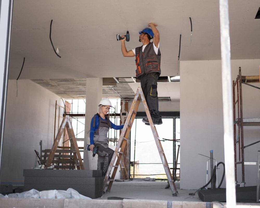 full-shot-man-woman-standing-ladder