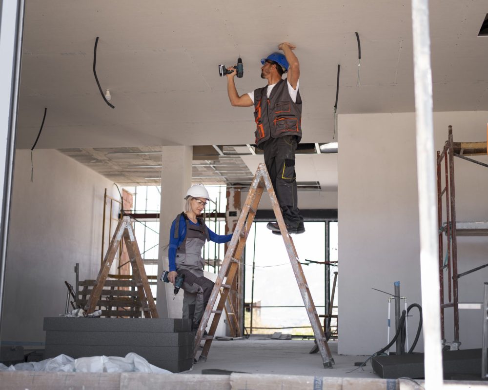full-shot-man-woman-standing-ladder